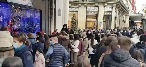 Malgré la Covid-19, les magasins pris d'assaut à Paris ce week-end...