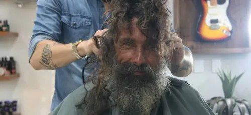 Grâce à un relooking extrême, un sans-abri retrouve sa mère et sa...