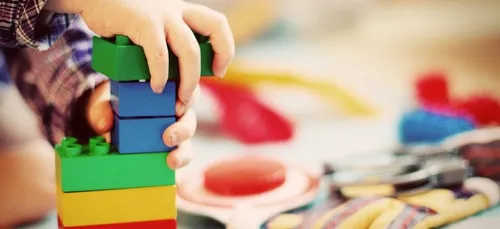Il vient chercher le fils d’une amie au centre de loisirs et repart...