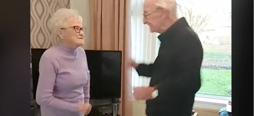 Ce couple d’octogénaires confiné fait le buzz en dansant sur TikTok...