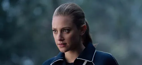 Riverdale : Lili Reinhart victime d’une usurpation d’identité dans...