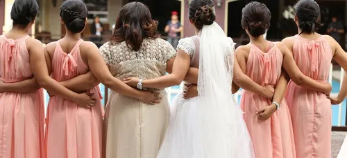Sa soeur prend du poids, elle la retire de ses demoiselles d’honneur