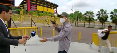 « Ton téléphone ! » : un journaliste volé en direct à la télévision...