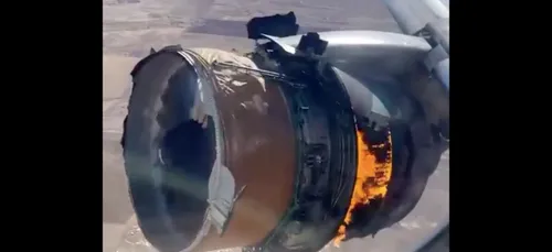 Le réacteur d’un avion prend feu en plein vol (Vidéo)