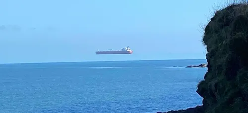 Illusion d’optique : quand un navire vole au-dessus de la mer (Photo)