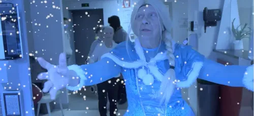 "Libérée, vaccinée" : Thérésa, 80 ans, fait le buzz dans la peau de...