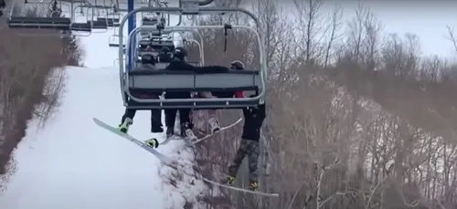 Un ado glisse d’un télésiège et reste suspendu dans le vide (Vidéo)