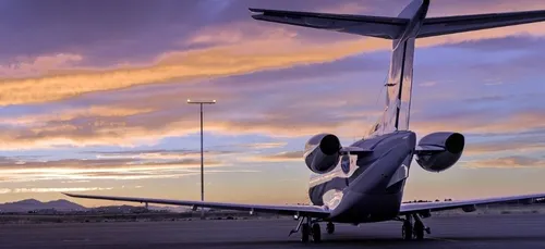 Des dîners en première classe dans des avions qui ne volent pas...