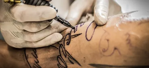 Une start-up dévoile une encre de tatouage qui disparaît...