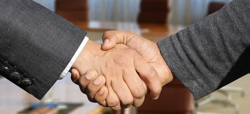 Peinant à recruter, un patron offre 40 euros à chaque personne qui...