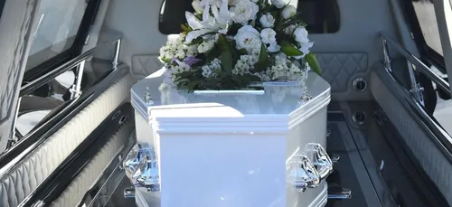 Une femme déclarée morte du Covid-19 se réveille juste avant son...