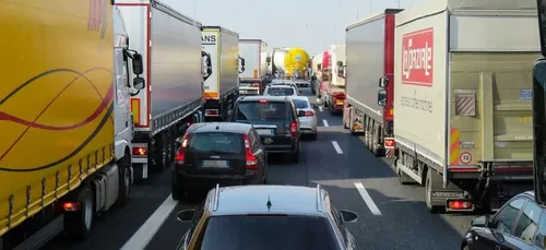 Inattentif, il oublie sa femme enceinte sur une aire d'autoroute