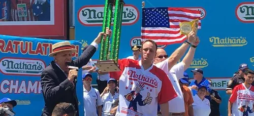 Insolite : Il mange 72 hot-dogs en 10 minutes