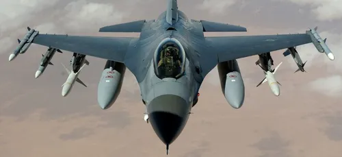 Loiret : un obus se décroche d’un avion militaire et fait deux blessés