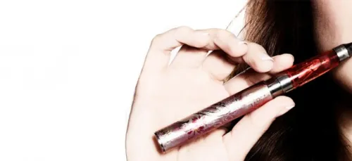 Cigarette électronique : fumer dans certains lieux publics est...