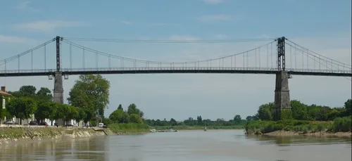 Un cycliste saute dans la Charente pour sauver une femme