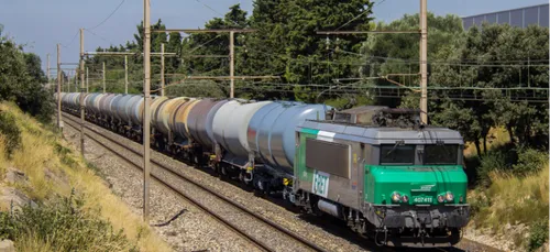 Un train de marchandises bloque la circulation des trains dans le...