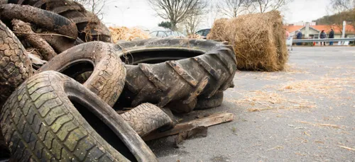 Les grandes surfaces bloquées par les Jeunes Agriculteurs en Charente