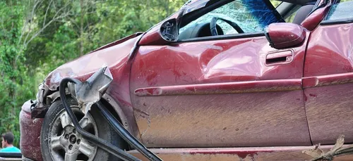 Charente : une voiture s’encastre dans un mur