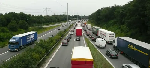 Maine-et-Loire : un chauffeur poids-lourd finit sa course dans un...