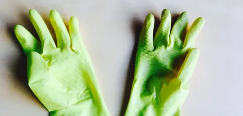 Calvin Klein se lance dans la vente de… gants ménagers ! (photos)