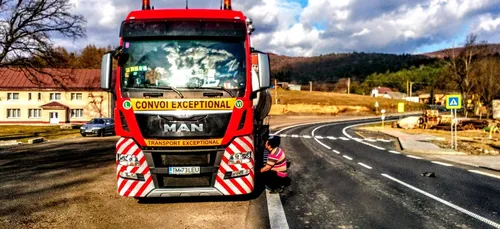 Angoulême : un convoi exceptionnel se couche sur la route