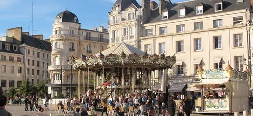 Orléans : un homme fonce en voiture dans le manège place du Martroi