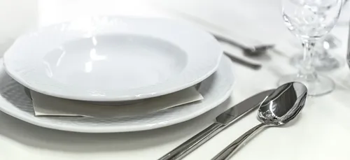 La vaisselle en porcelaine dans les crèches de Limoges, c’est pour...
