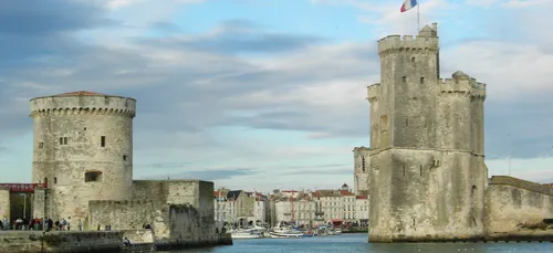 La Rochelle : un homme armé d’un couteau blesse un policier