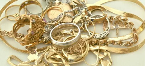 Charente-Maritime : des bijoux retrouvés enterrés en forêt