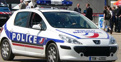 Nouvelle-Aquitaine : il sème les policiers en leur lançant des...