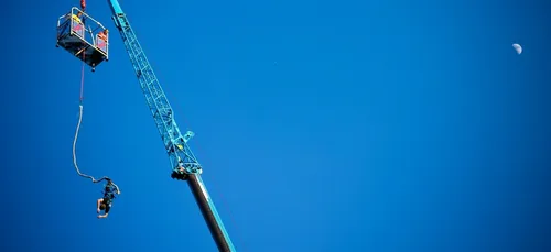 Son élastique se casse, un homme chute de plusieurs mètres pendant...