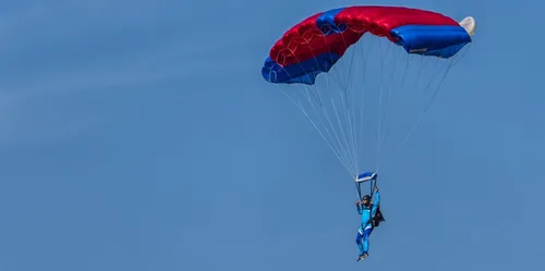 Maine-et-Loire : un jeune parachutiste atterrit dans un arbre à Saumur