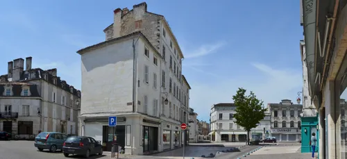 Charente : une célèbre parfumerie attaquée à la voiture bélier