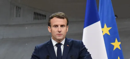 Emmanuel Macron pose avec un t-shirt dénonçant les violences...