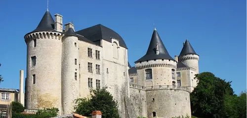 Charente : un château historique est à vendre