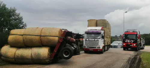 Haute-Vienne : un poids lourd perd son chargement de paille à Feytiat
