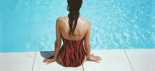 Une femme fait une chose répugnante dans une piscine d'hôtel pleine...