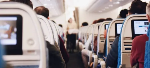 Complètement hystérique, une passagère se fait éjecter d’un vol...