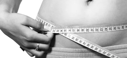 Une influenceuse expose fièrement sa cellulite pour combattre les...