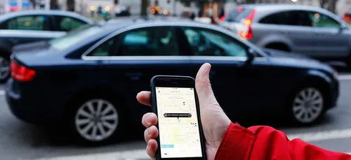 Un chauffeur Uber furieux lance un client dans une fontaine à...