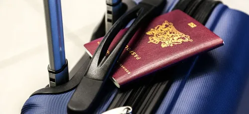 Elle rentre illégalement dans un pays cachée dans une valise (vidéo)
