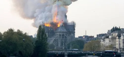 Un effroyable Incendie a ravagé La cathédrale Notre-Dame de Paris,...