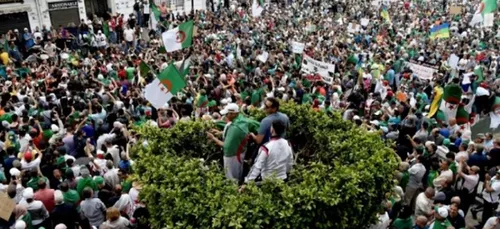 Algérie : les Algériens revendiquent le départ des symboles du...
