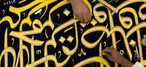 En ce jour de Arafat, la Kaaba se pare de sa nouvelle robe de soie...