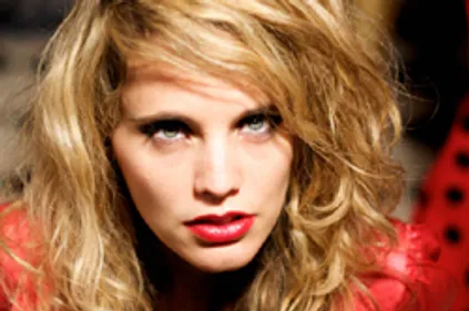 Anna Calvi reprend une chanson de Charles Aznavour