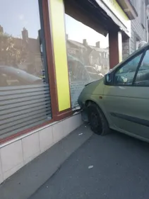 la voiture finit dans la boulangerie