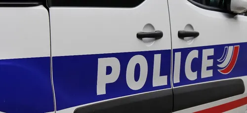 En colère, les policiers manifestent devant le domicile de la maire...