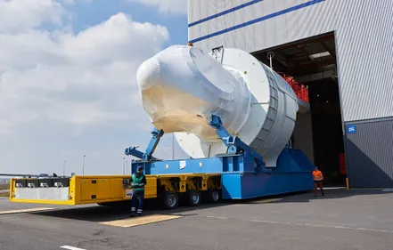 Saint-Nazaire : première nacelle d'éolienne off-shore à destination...