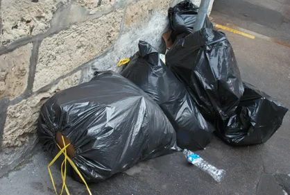 Nantes : les éboueurs bloquent les sites de collecte